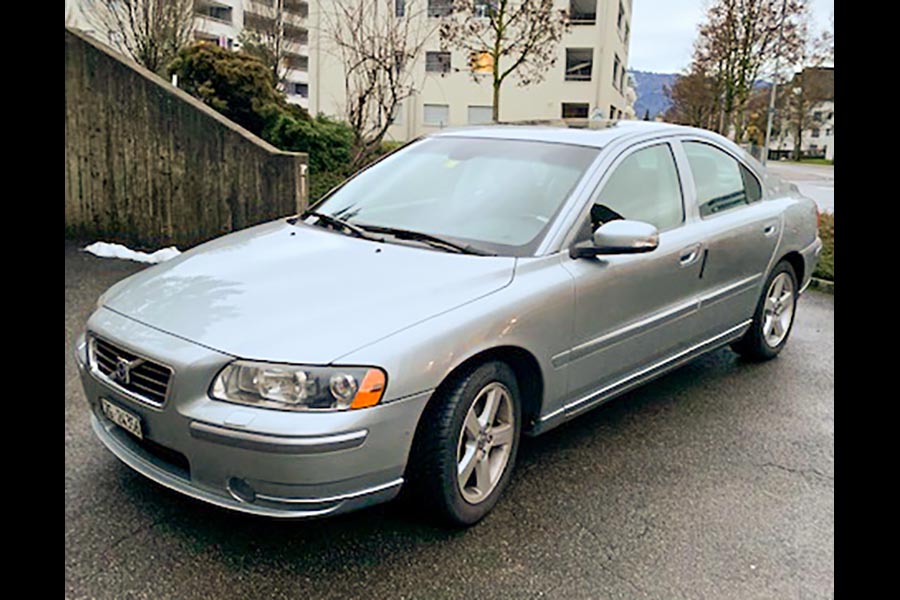 Le modèle actuel, une Volvo S60 2.5 Turbo de l’année 2006, affiche déjà près de 400 000 kilomètres au compteur.  